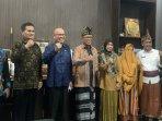 Pj-Bupati-Lotim-HM-Juaini-Taofik-saat-menerima-SK-575.jpg