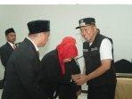 Pj-Wali-Kota-Bima-H-Mohammad-Rum-saat-memberikan-selamat-kepada-Panwaslu-Kecamatan.jpg