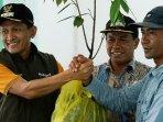 Pjs-Bupati-Sumbawa-Barat-saat-mengunungi-Des-Rarak-Ronges.jpg