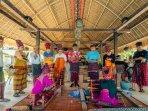 Potret-wisatawan-dari-Bali-yang-melihat-dan-belajar-proses-pembuatan-kain-tenun-khas-Lombok-Utara.jpg