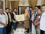Putri-saat-menerima-bantuan-dari-BNPB-RI.jpg