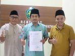 Rektor-UNW-Mataram-DR-HL-Abdul-Muhyi-Abidin-saat-menujukan-SK-dr-Kemendikbudristek.jpg