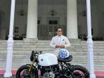 Ridwan-Kamil-berpose-di-depan-gedung-putih.jpg