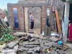 Salah-satu-rumah-roboh-di-Kecamatan-Jonggat-Lombok-Tenga.jpg