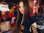 Scene-saat-Jennie-mengenakan-jersey-MU.jpg