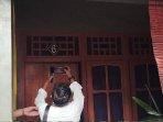 Seorang-sedang-mengambil-gambar-kamar-nomor-6-45.jpg