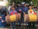 Siswa-SMP-Negeri-15-Mataram-menyambut-kedatangan-para-pembalap-MotoGP.jpg