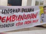 Spanduk-pengusutan-kasus-kematian-Brigadir-Esco.jpg