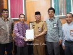 Sukiman-Azmy-didampingi-Sekda-H-M-Juaini-Taofik-saat-menerima-sisa-pinjaman.jpg