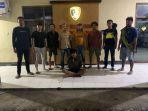 Terduga-pelaku-duduk-sesaat-setelah-ditangkap-Tim-Puma-Polres-Dompu.jpg
