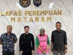Tersangka-Baiq-Mahyuniati-saat-di-serahkan-ke-Lapas-Perempuan-Mataram.jpg