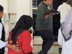 Tersangka-Memy-saat-dibawa-menuju-Kejaksaan-Negeri-Mataram.jpg
