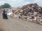 Tumpukan-sampah-yang-menggunung-di-sekitar-Gudang-Bulog-Mandalika.jpg
