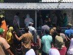 Warga-menyaksikan-evakuasi-warga-yang-diduga-gantung-diri.jpg