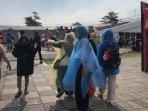 Warga-yang-menanti-Parade-MotoGP-di-Teras-Udayana.jpg