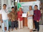 Zahroh-Wardati-serahkan-bantuan.jpg