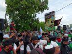aksi-damai-di-depan-markas-polda-ntb.jpg