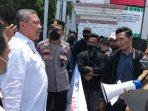 aksi-koalisi-joki-anak-di-dprd-ntb.jpg