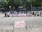 aksi-warga-gili-trawangan-saat-aksi-membacakan.jpg