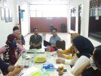 aktivis-koalisi-anti-kekerasan-terhadap-perempuan-berkumpul-di-kantor-lbh-apik-ntb.jpg