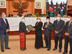 anggota-iv-bpk-ri-isma-yatun-serahkan-lhp-bpk-ke-ketua-dprd-ntb.jpg