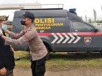 anggota-polres-lombok-tengah-sedang-mengimbau-penggunaan-masker.jpg