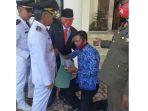 asn-berlutut-di-hadapan-bupati-minta-istrinya-diangkat-jadi-honorer.jpg