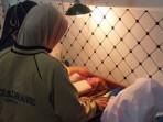 bayi_terbungkus_jilbab_lombok_timur_20450606jpg.jpg