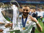 benzema-yang-memegang-piala-liga-champions.jpg