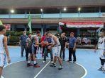 bupati-fauzan-bersiap-melemparkan-bola-ke-atas-se.jpg