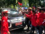 demo-gubernur-ntb-tendang-mobil-plat-merah.jpg