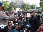 demonstran-berunjuk-rasa-menolak-omnibus-law-uu-cipta-kerja-di-kota-surabaya.jpg