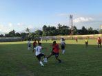 duel-pemain-lombok-fc-dan-pemain-pss-fc-kabupaten-sumbawa.jpg