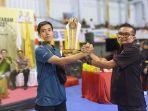 eddy-shopiaan-menyerahkan-piala-juara-3-harum-cup.jpg