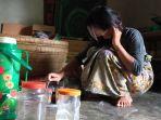 es-15-tengah-membuat-kopi-untuk-tamu-di-rumah-suaminya.jpg