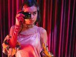 eva-celia-dalam-musik-video-chrisye.jpg
