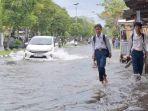 genangan_jalan_lingkar_siswa_sekolahjpg.jpg