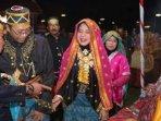 gubernur-istri-festival-moyo-dok.jpg