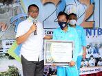 gubernur-ntb-h-zulkieflimansyah-kiri-memberikan-hadiah-umrah-kepada-arief-jayadi-putra.jpg