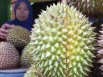 hj-misnah-penjual-durian-di-desa-pusuk-lestari-lombok-barat.jpg