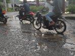 jalan-rusak-di-kota-bima-pengendara-motor-roda-dua-2.jpg
