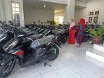 jejeran-sepeda-motor-di-lantai-satu-kantor-pe.jpg