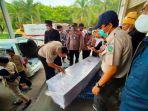 jenazah-para-pmi-korban-kapal-karam-dimasukkan-ke-dalam-ambulans.jpg