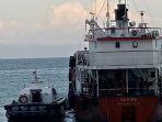 kapal-pembawa-bbm-di-labuhan-haji-angkut-272.jpg
