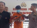 kapolsek-sandubaya-kompol-moh-nasrullah-kanan-dan-pelaku-pencurian-bo-cvcvc.jpg