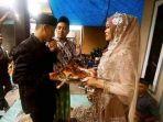 kedua-mempelai-dan-maskawin-seekor-ayam-panggang-di-desa-gunung-rajak-lombok-timur.jpg
