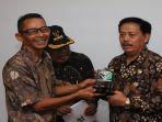kepala-desa-semparu-bersama-kepala-perpusnas-ri-muhammad-syarif.jpg