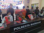 kombes-pol-heri-wahyudi-menunjukkan-barang-bukti-senjata-tajam-yang-dipakai-pencuri-bertopeng-sarung.jpg