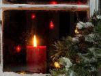 lilin-merah-tradisi-natal-di-irlandia-irishcentralcom.jpg