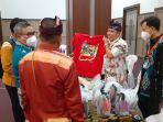 m-huzni-memamerkan-produk-kuatje.jpg